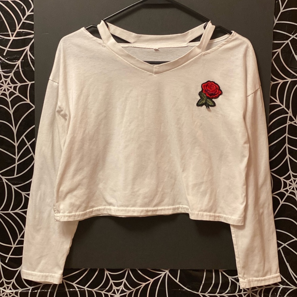 Cut out shoulder long sleeve crop top